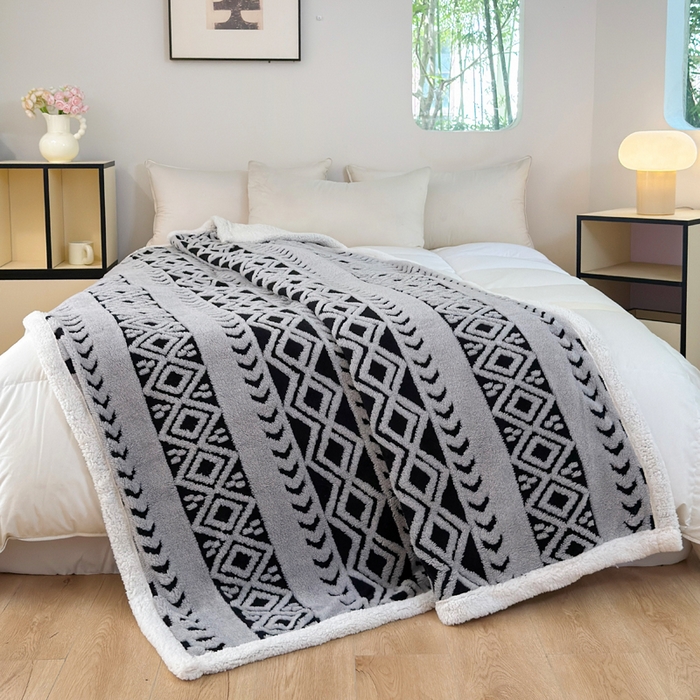 91家纺网 家纺一手货源 找家纺 卡琪曼 2025新款阳离子提花羊羔绒毛毯盖毯毯子 浅灰