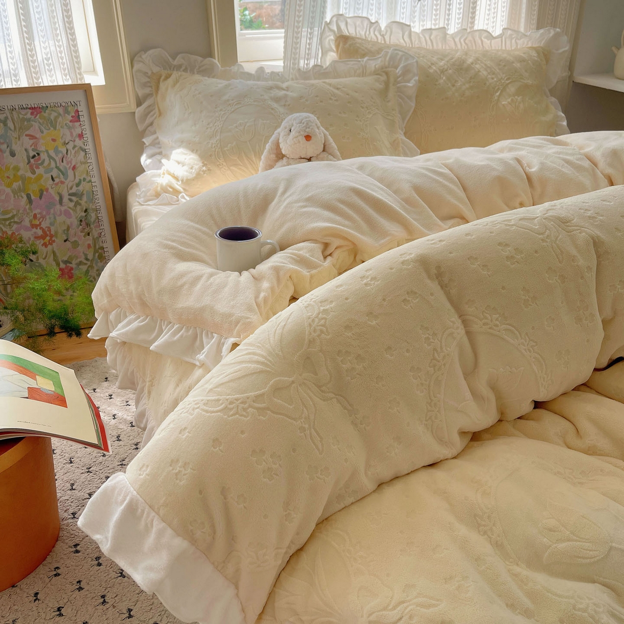 91家纺网 家纺一手货源 找家纺 三朵家纺 2025新款韩系花边雕花绒牛奶绒法莱绒四件套 屋顶花园-黄