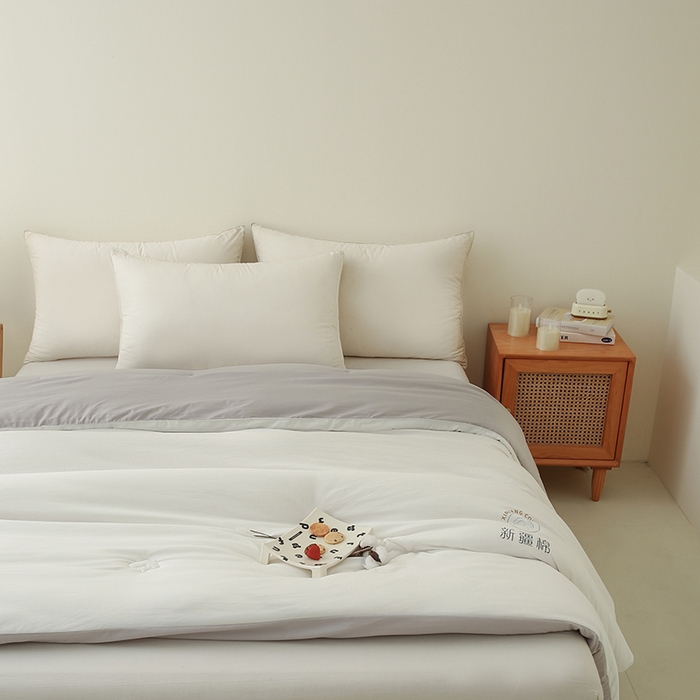 91家纺网 家纺一手货源 找家纺 爱诗诺家纺 2025新款拼色无印风新疆棉花被春秋被夏被四季被被子被芯 白+灰