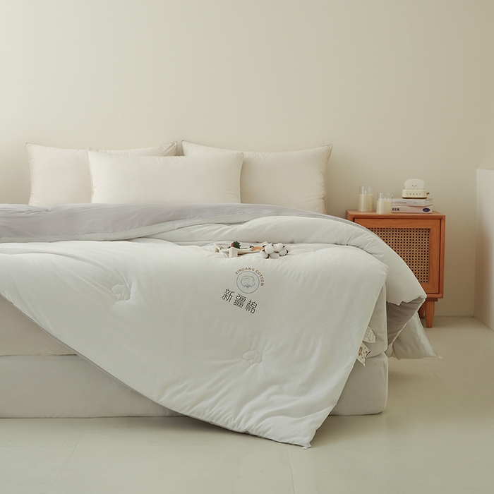 91家纺网 家纺一手货源 找家纺 爱诗诺家纺 2025新款拼色无印风新疆棉花被春秋被夏被四季被被子被芯 白+灰