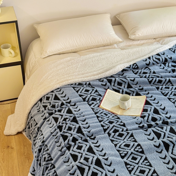 91家纺网 家纺一手货源 找家纺 卡琪曼 2025新款阳离子提花羊羔绒毛毯盖毯毯子 雾蓝