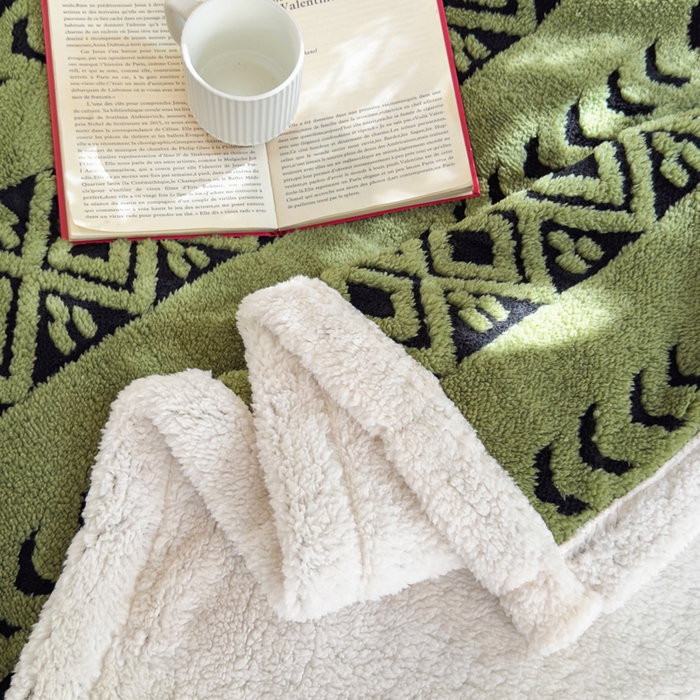91家纺网 家纺一手货源 找家纺 卡琪曼 2025新款阳离子提花羊羔绒毛毯盖毯毯子 军绿