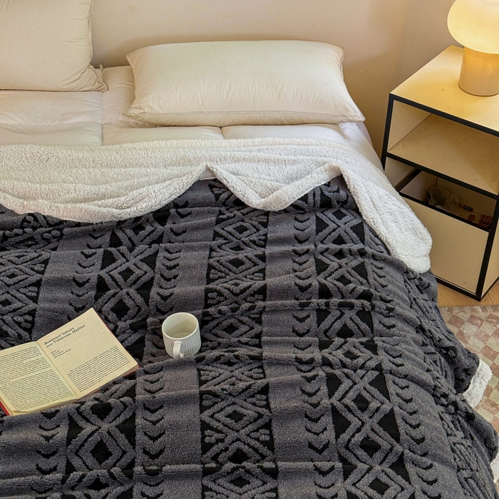 91家纺网 家纺一手货源 找家纺 卡琪曼 2025新款阳离子提花羊羔绒毛毯盖毯毯子 深灰