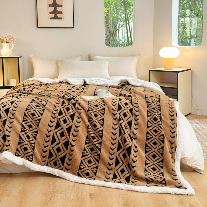 91家纺网 家纺一手货源 找家纺 卡琪曼 2025新款阳离子提花羊羔绒毛毯盖毯毯子 驼色