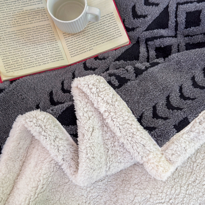 91家纺网 家纺一手货源 找家纺 卡琪曼 2025新款阳离子提花羊羔绒毛毯盖毯毯子 深灰