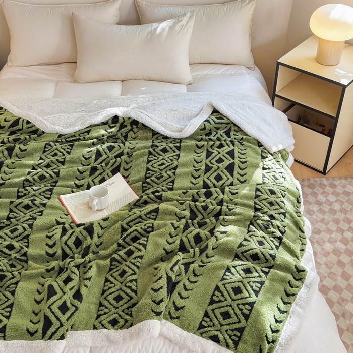 91家纺网 家纺一手货源 找家纺 卡琪曼 2025新款阳离子提花羊羔绒毛毯盖毯毯子 军绿