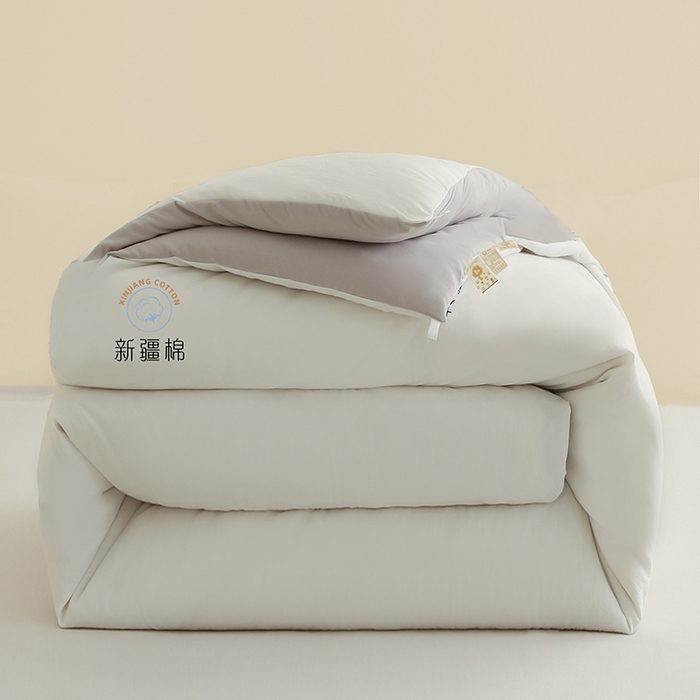 91家纺网 家纺一手货源 找家纺 爱诗诺家纺 2025新款拼色无印风新疆棉花被春秋被夏被四季被被子被芯 白+灰