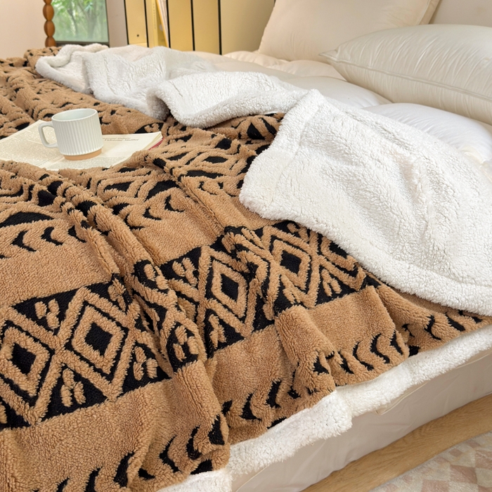 91家纺网 家纺一手货源 找家纺 卡琪曼 2025新款阳离子提花羊羔绒毛毯盖毯毯子 驼色