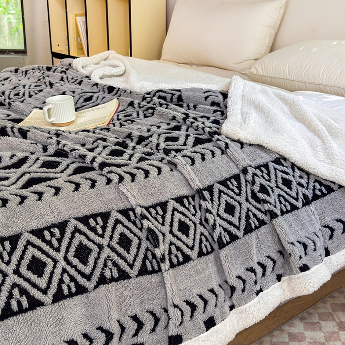 91家纺网 家纺一手货源 找家纺 卡琪曼 2025新款阳离子提花羊羔绒毛毯盖毯毯子 浅灰