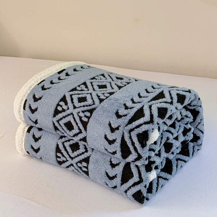 91家纺网 家纺一手货源 找家纺 卡琪曼 2025新款阳离子提花羊羔绒毛毯盖毯毯子 雾蓝