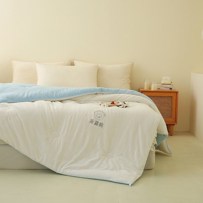 91家纺网 家纺一手货源 找家纺 爱诗诺家纺 2025新款拼色无印风新疆棉花被春秋被夏被四季被被子被芯 白+蓝