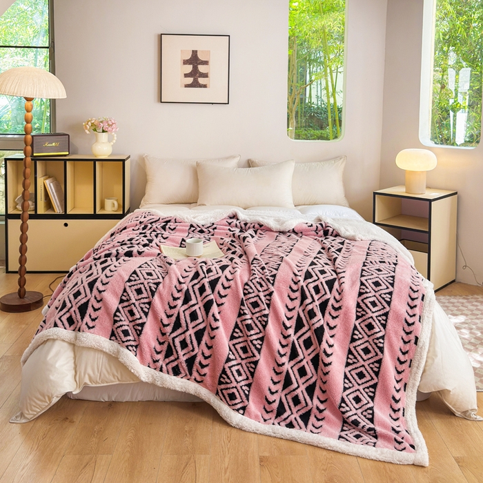 91家纺网 家纺一手货源 找家纺 卡琪曼 2025新款阳离子提花羊羔绒毛毯盖毯毯子 粉色