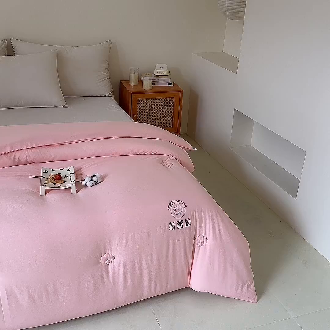 91家纺网 家纺一手货源 找家纺 爱诗诺家纺 2025新款拼色无印风新疆棉花被春秋被夏被四季被被子被芯 少女粉