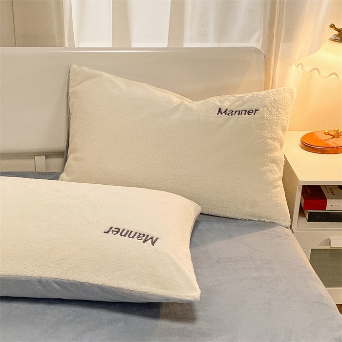 91家纺网 家纺一手货源 找家纺 梦幻之城 2025新款牛奶绒刺绣四件套-凯勒系列A款 凯勒-奶芋色+星辰灰