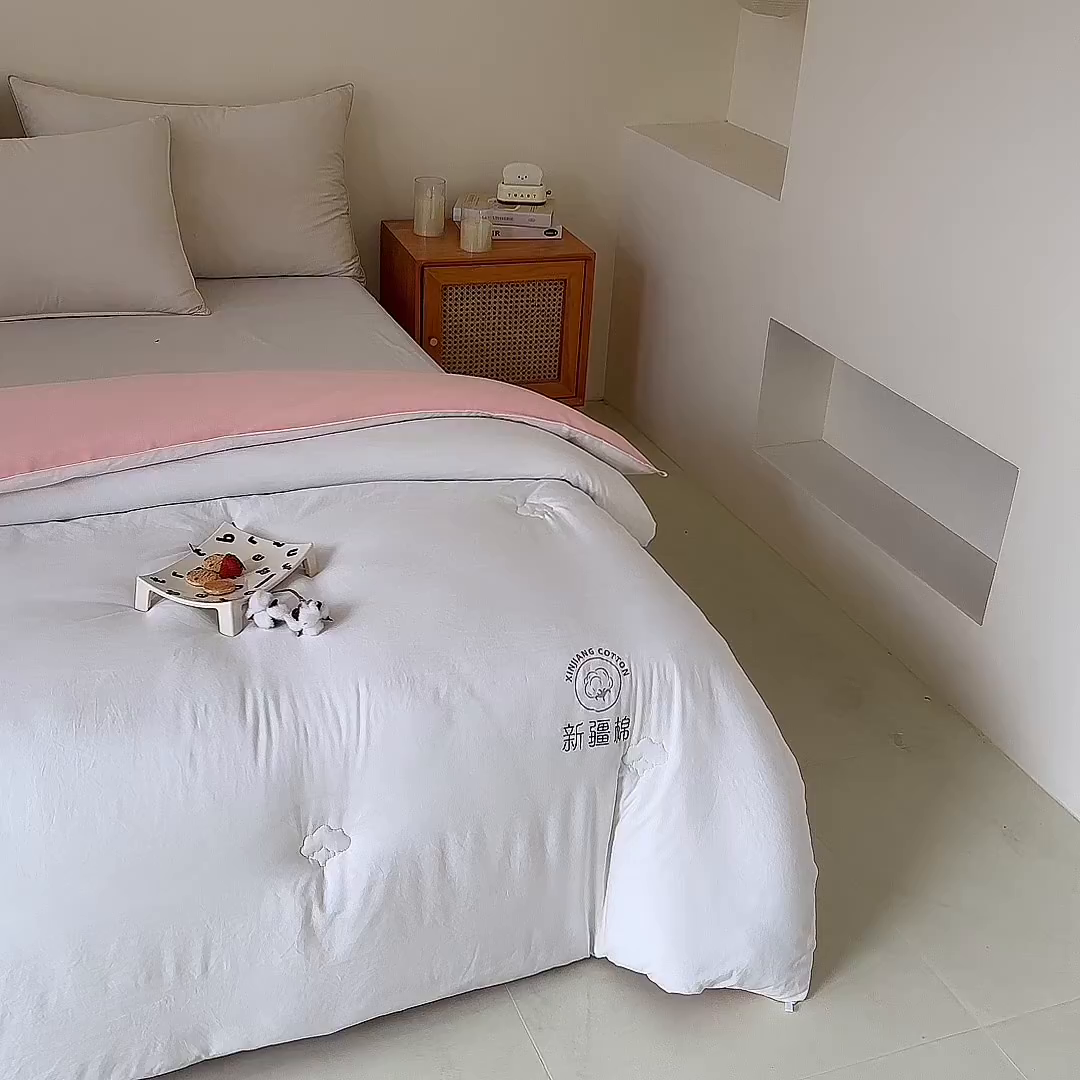 91家纺网 家纺一手货源 找家纺 爱诗诺家纺 2025新款拼色无印风新疆棉花被春秋被夏被四季被被子被芯 白+粉