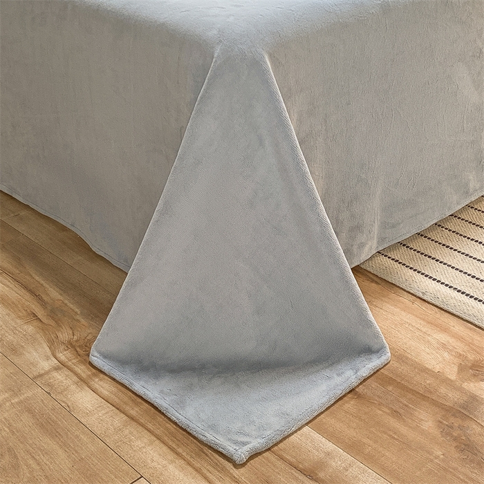 91家纺网 家纺一手货源 找家纺 梦幻之城 2025新款牛奶绒刺绣四件套-凯勒系列A款 凯勒-奶芋色+星辰灰