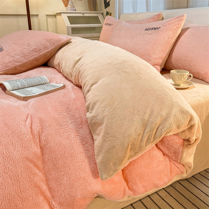 91家纺网 家纺一手货源 找家纺 梦幻之城 2025新款牛奶绒刺绣四件套-凯勒系列A款 凯勒-暖心粉+香槟色