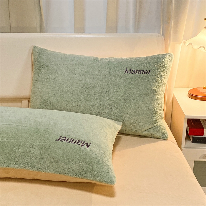 91家纺网 家纺一手货源 找家纺 梦幻之城 2025新款牛奶绒刺绣四件套-凯勒系列A款 凯勒-清澈蓝+香槟色