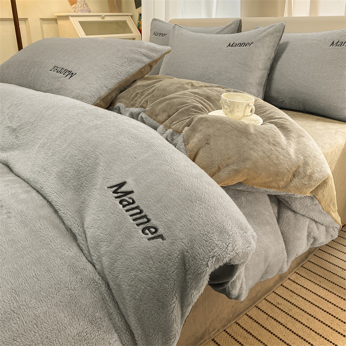 91家纺网 家纺一手货源 找家纺 梦幻之城 2025新款牛奶绒刺绣四件套-凯勒系列A款 凯勒-经典灰+香草灰