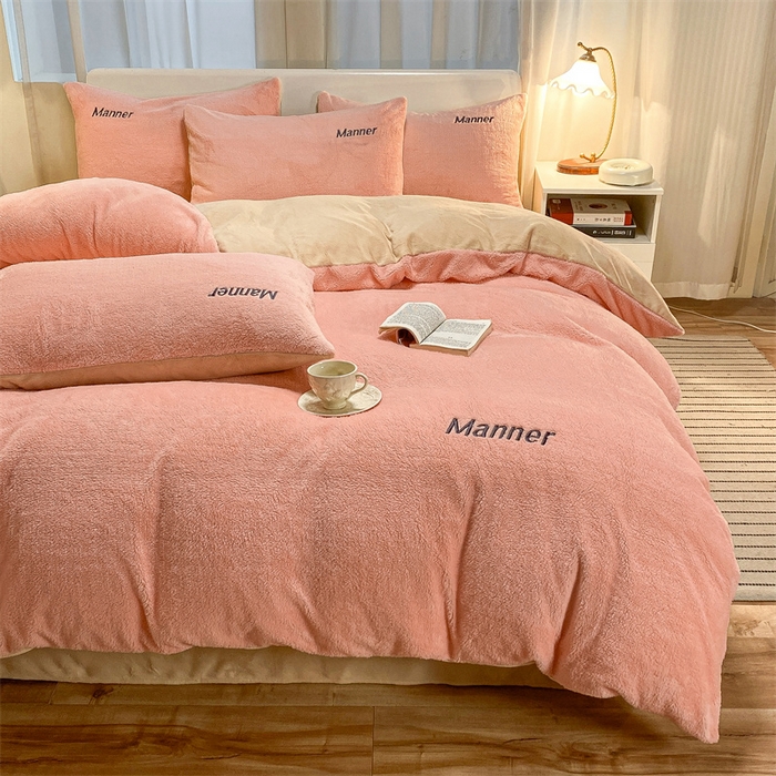 91家纺网 家纺一手货源 找家纺 梦幻之城 2025新款牛奶绒刺绣四件套-凯勒系列A款 凯勒-暖心粉+香槟色