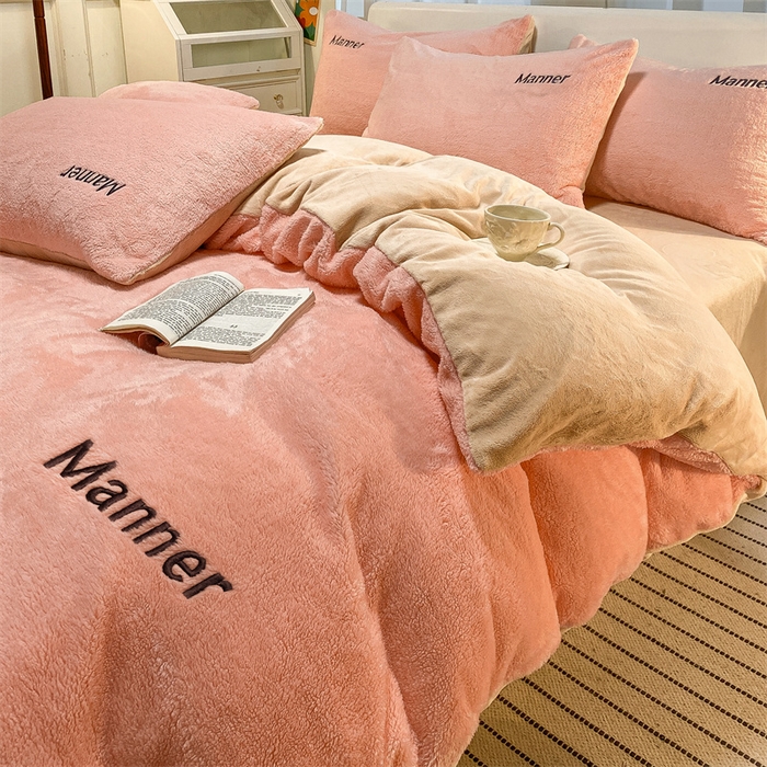91家纺网 家纺一手货源 找家纺 梦幻之城 2025新款牛奶绒刺绣四件套-凯勒系列A款 凯勒-暖心粉+香槟色