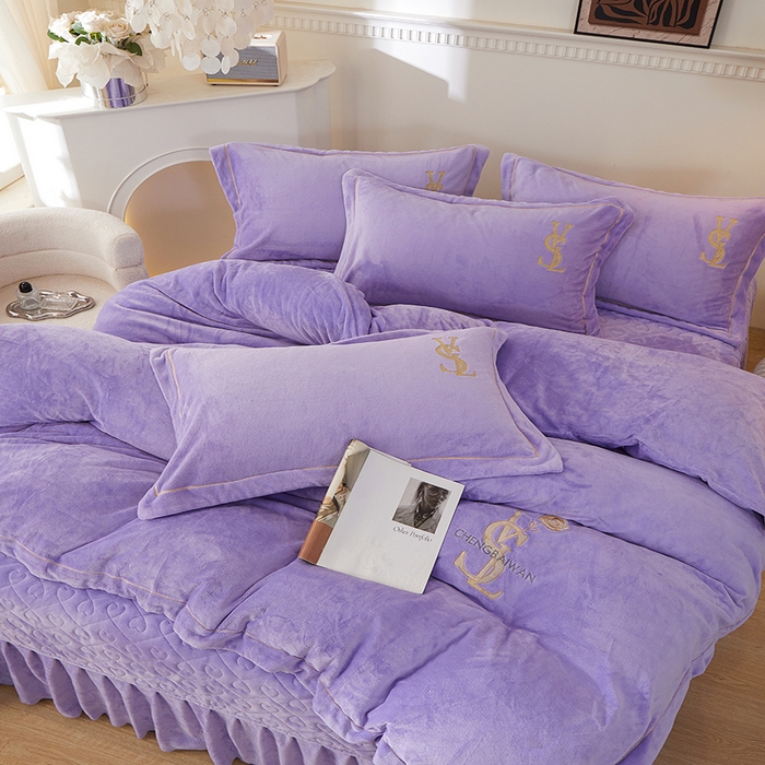 91家纺网 家纺一手货源 找家纺 （总）程百万家纺 2025新款素色婴儿绒四件套蕾丝床盖款牛奶绒四件套