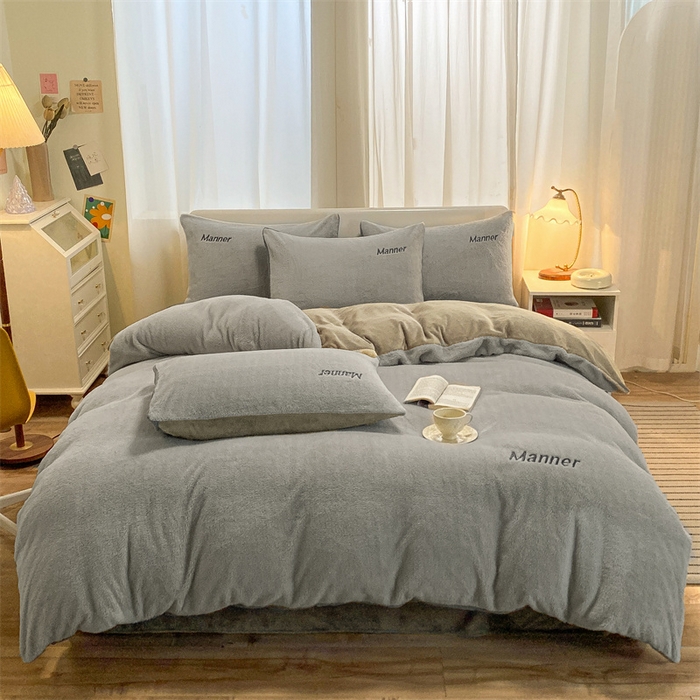 91家纺网 家纺一手货源 找家纺 梦幻之城 2025新款牛奶绒刺绣四件套-凯勒系列A款 凯勒-经典灰+香草灰