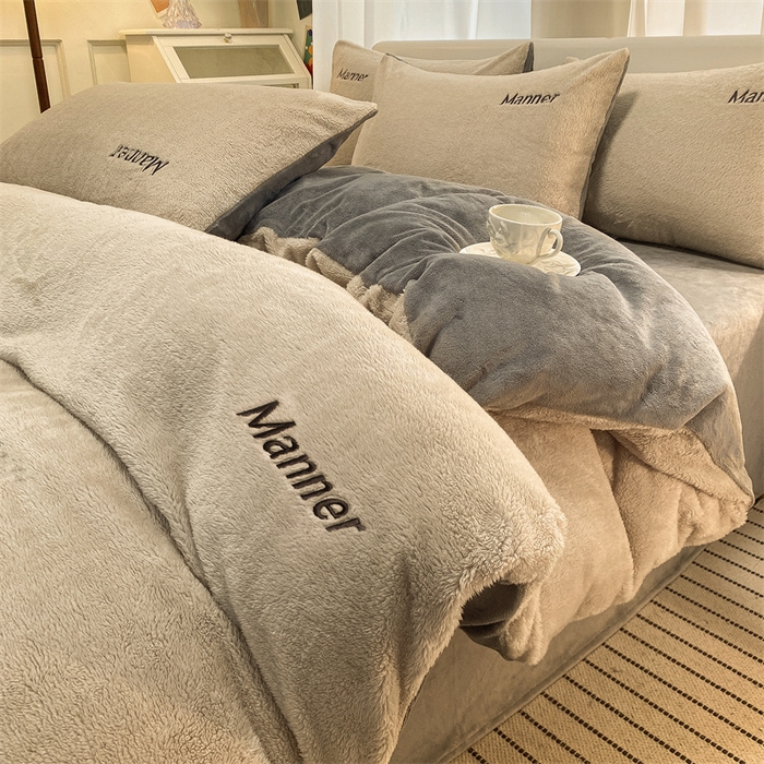 91家纺网 家纺一手货源 找家纺 梦幻之城 2025新款牛奶绒刺绣四件套-凯勒系列A款 凯勒-香草灰+经典灰