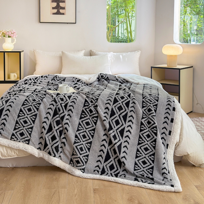 91家纺网 家纺一手货源 找家纺 卡琪曼 2025新款阳离子提花羊羔绒毛毯盖毯毯子 浅灰