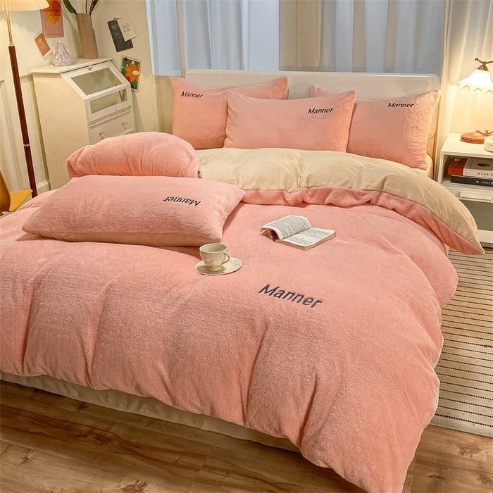 91家纺网 家纺一手货源 找家纺 梦幻之城 2025新款牛奶绒刺绣四件套-凯勒系列A款 凯勒-暖心粉+香槟色