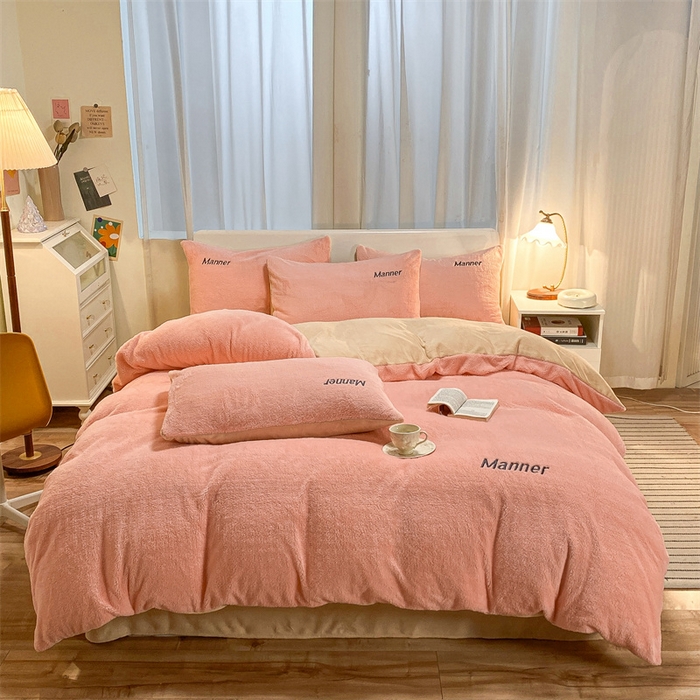 91家纺网 家纺一手货源 找家纺 梦幻之城 2025新款牛奶绒刺绣四件套-凯勒系列A款 凯勒-暖心粉+香槟色