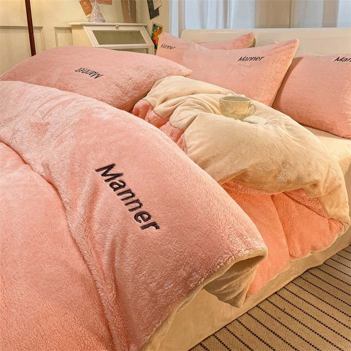 91家纺网 家纺一手货源 找家纺 梦幻之城 2025新款牛奶绒刺绣四件套-凯勒系列A款 凯勒-暖心粉+香槟色