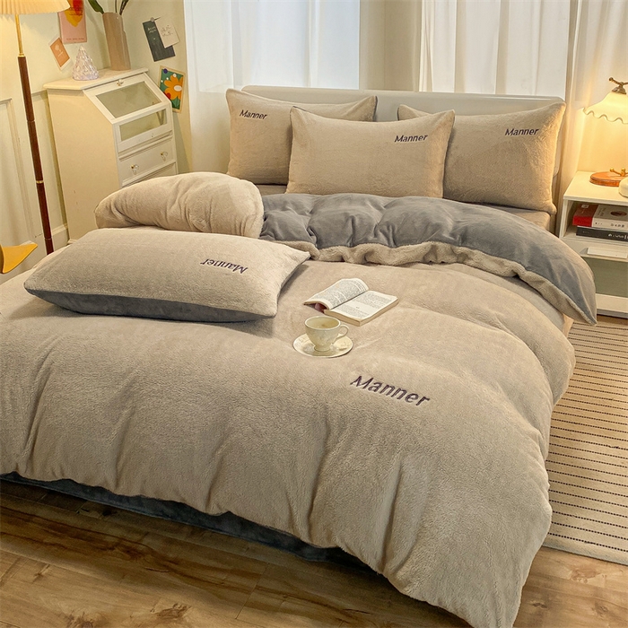 91家纺网 家纺一手货源 找家纺 梦幻之城 2025新款牛奶绒刺绣四件套-凯勒系列A款 凯勒-香草灰+经典灰