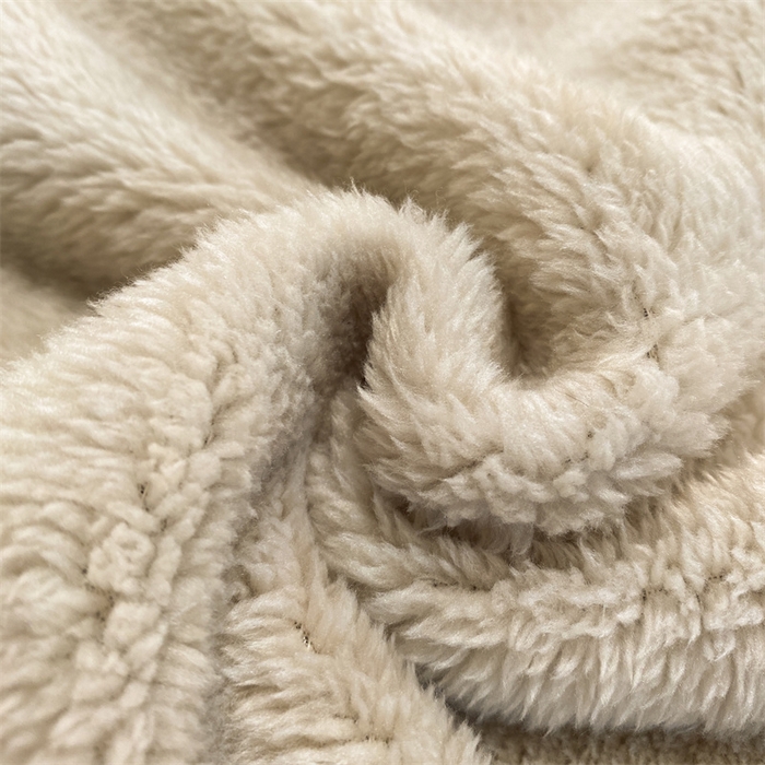 91家纺网 家纺一手货源 找家纺 梦幻之城 2025新款牛奶绒刺绣四件套-凯勒系列A款 凯勒-香草灰+经典灰