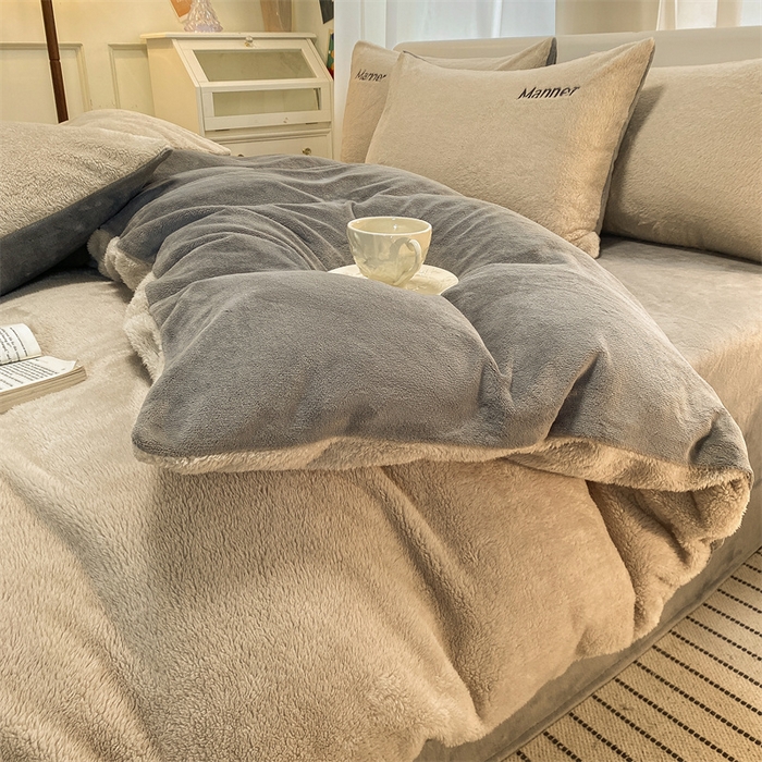 91家纺网 家纺一手货源 找家纺 梦幻之城 2025新款牛奶绒刺绣四件套-凯勒系列A款 凯勒-香草灰+经典灰