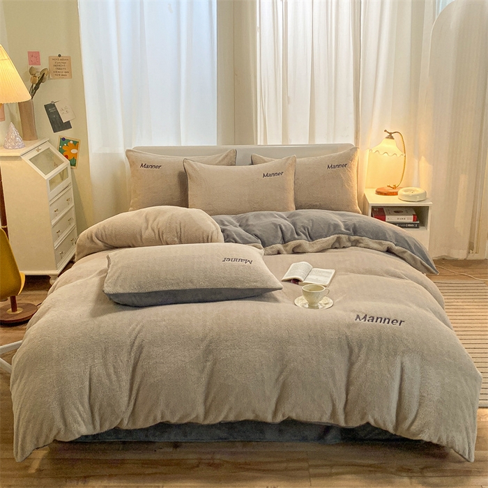 91家纺网 家纺一手货源 找家纺 梦幻之城 2025新款牛奶绒刺绣四件套-凯勒系列A款 凯勒-香草灰+经典灰