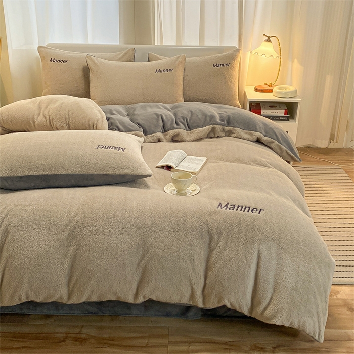 91家纺网 家纺一手货源 找家纺 梦幻之城 2025新款牛奶绒刺绣四件套-凯勒系列A款 凯勒-香草灰+经典灰