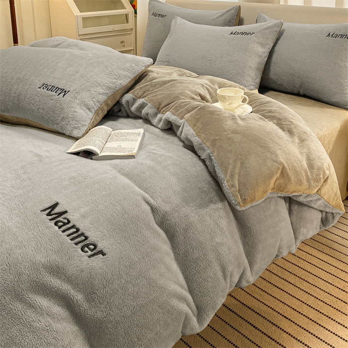 91家纺网 家纺一手货源 找家纺 梦幻之城 2025新款牛奶绒刺绣四件套-凯勒系列A款 凯勒-经典灰+香草灰