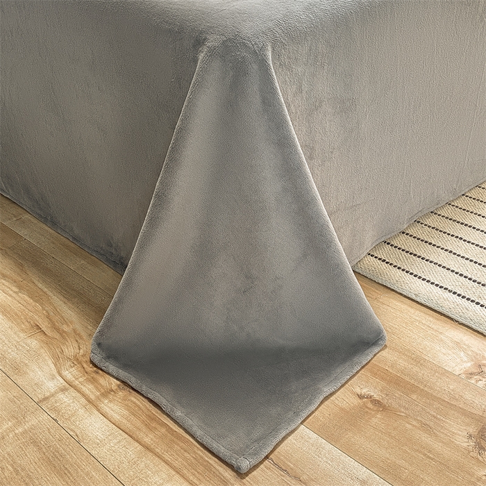 91家纺网 家纺一手货源 找家纺 梦幻之城 2025新款牛奶绒刺绣四件套-凯勒系列A款 凯勒-香草灰+经典灰