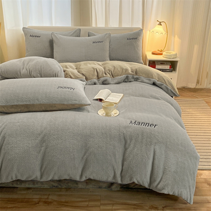 91家纺网 家纺一手货源 找家纺 梦幻之城 2025新款牛奶绒刺绣四件套-凯勒系列A款 凯勒-经典灰+香草灰