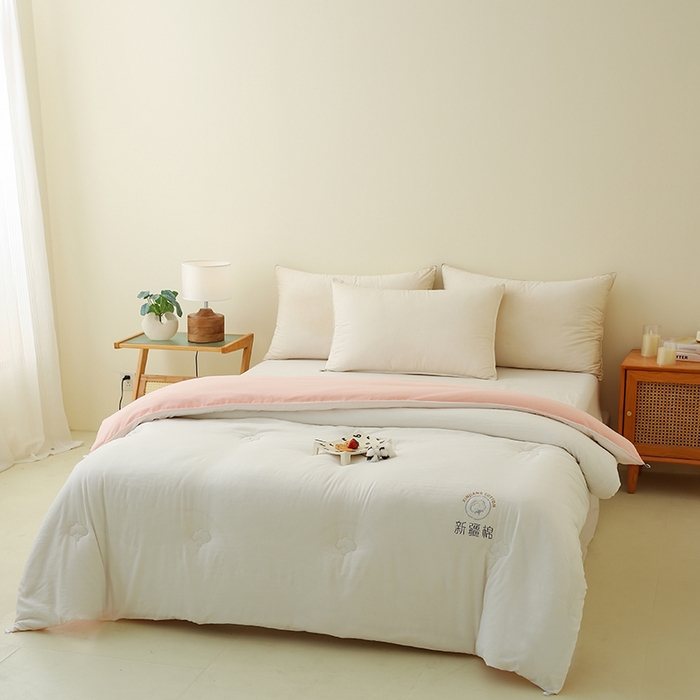 91家纺网 家纺一手货源 找家纺 爱诗诺家纺 2025新款拼色无印风新疆棉花被春秋被夏被四季被被子被芯 白+粉