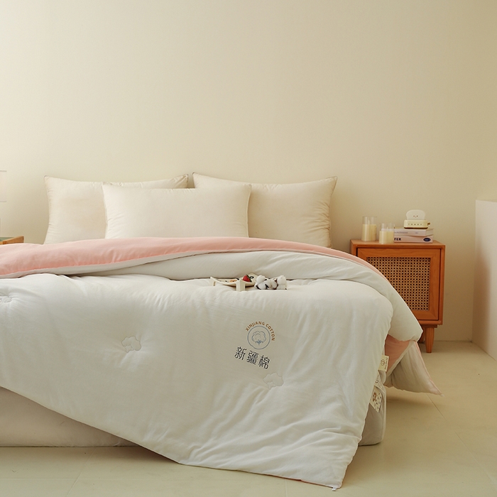 91家纺网 家纺一手货源 找家纺 爱诗诺家纺 2025新款拼色无印风新疆棉花被春秋被夏被四季被被子被芯 白+粉