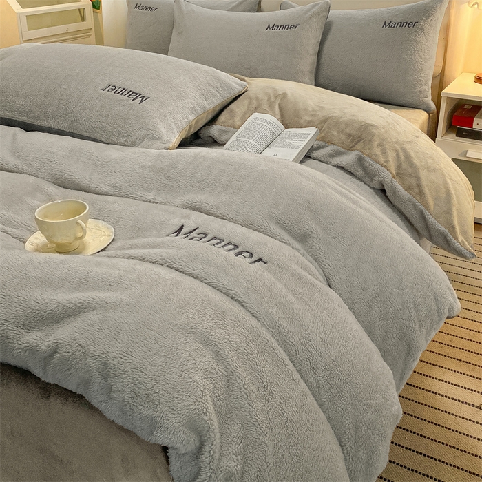 91家纺网 家纺一手货源 找家纺 梦幻之城 2025新款牛奶绒刺绣四件套-凯勒系列A款 凯勒-经典灰+香草灰