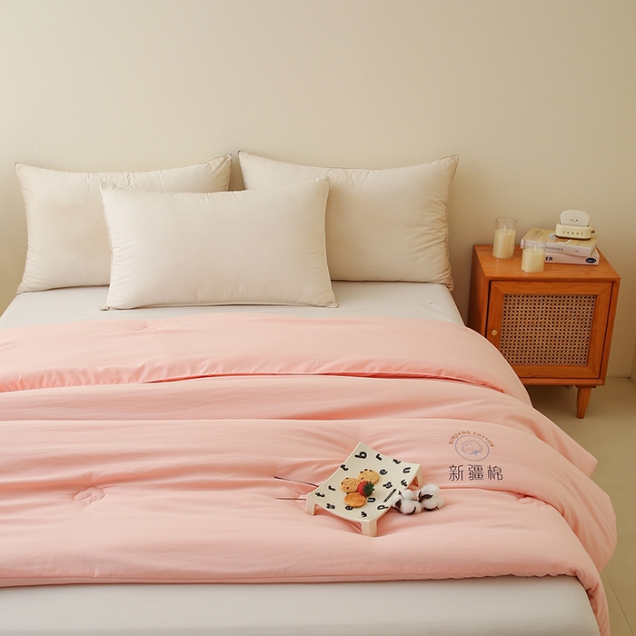 91家纺网 家纺一手货源 找家纺 爱诗诺家纺 2025新款拼色无印风新疆棉花被春秋被夏被四季被被子被芯 少女粉