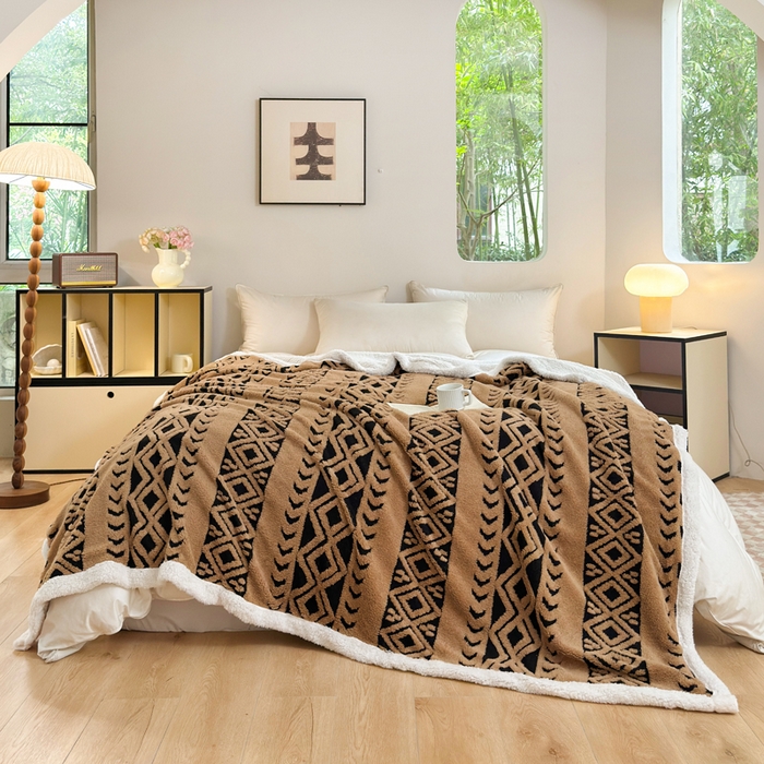 91家纺网 家纺一手货源 找家纺 卡琪曼 2025新款阳离子提花羊羔绒毛毯盖毯毯子 驼色