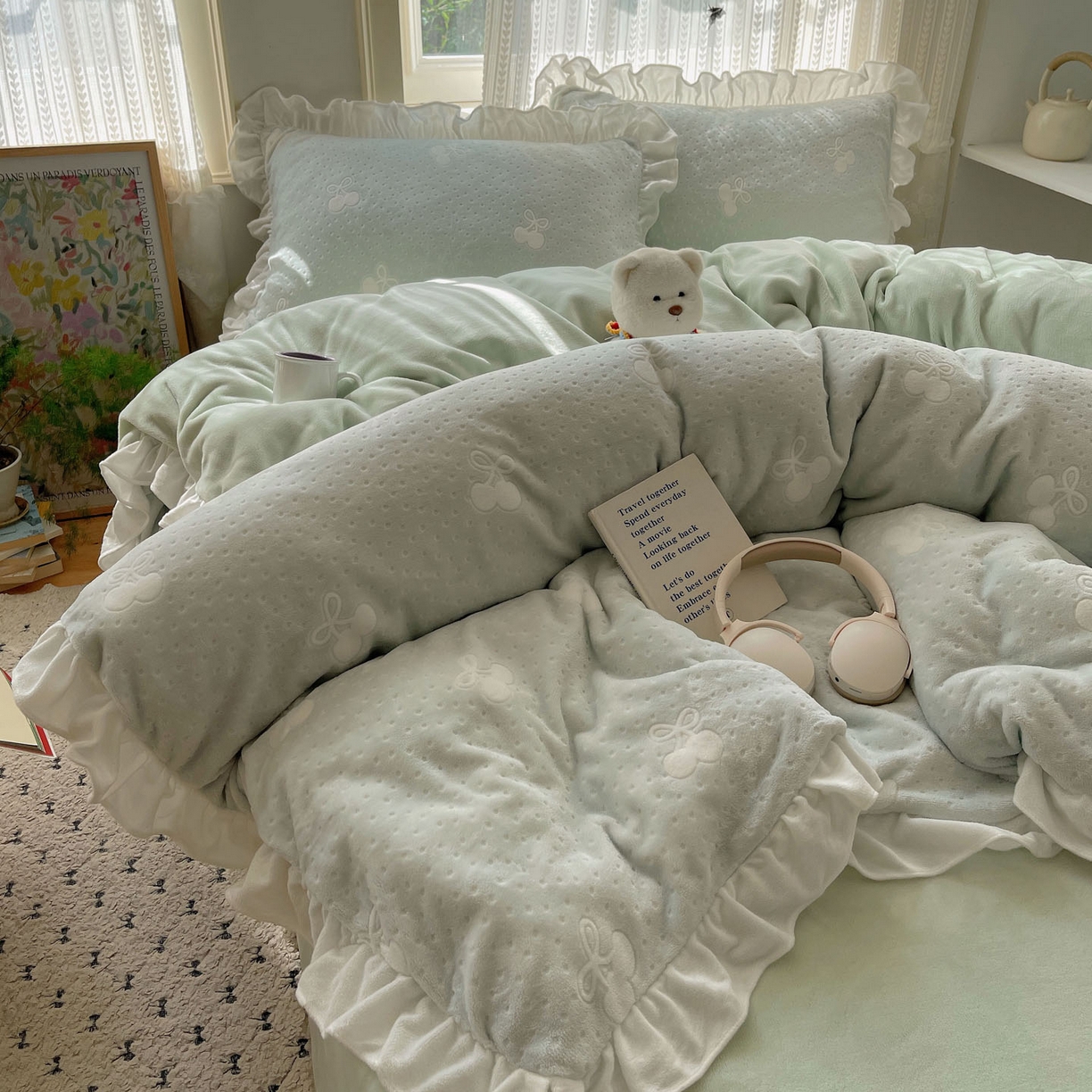 91家纺网 家纺一手货源 找家纺 三朵家纺 2025新款韩系花边雕花绒牛奶绒法莱绒四件套 茶语山樱-蓝