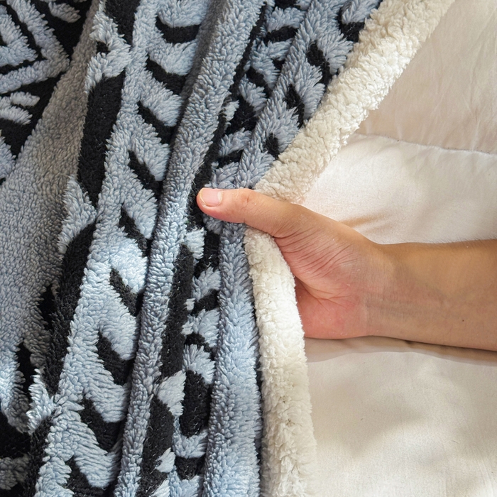 91家纺网 家纺一手货源 找家纺 卡琪曼 2025新款阳离子提花羊羔绒毛毯盖毯毯子 雾蓝