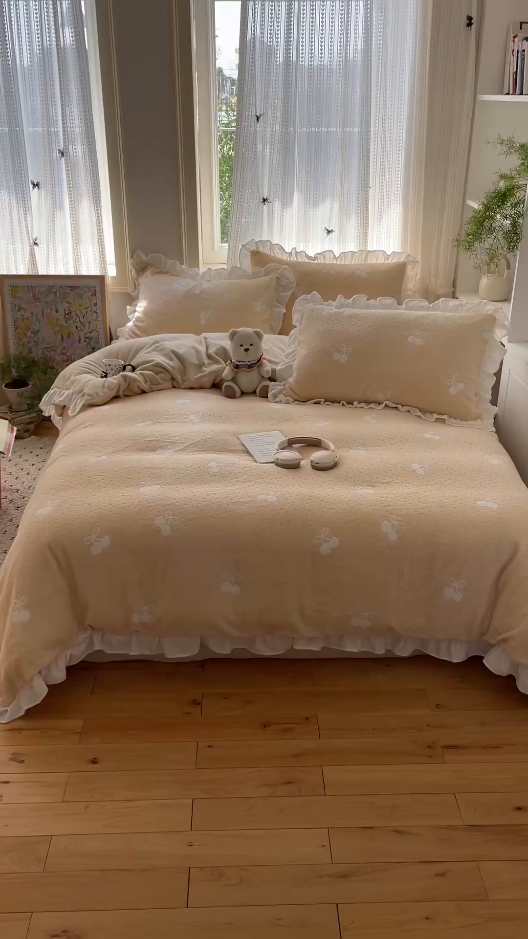 91家纺网 家纺一手货源 找家纺 三朵家纺 2025新款韩系花边雕花绒牛奶绒法莱绒四件套 茶语山樱-黄