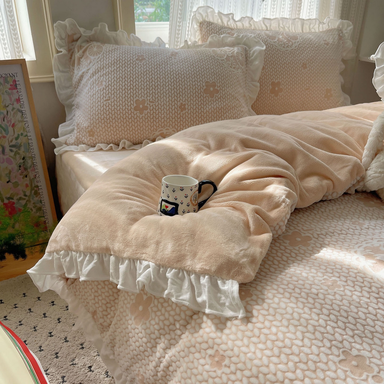 91家纺网 家纺一手货源 找家纺 三朵家纺 2025新款韩系花边雕花绒牛奶绒法莱绒四件套 精灵兔