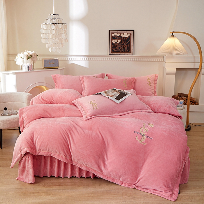 91家纺网 家纺一手货源 找家纺 （总）程百万家纺 2025新款素色婴儿绒四件套蕾丝床盖款牛奶绒四件套